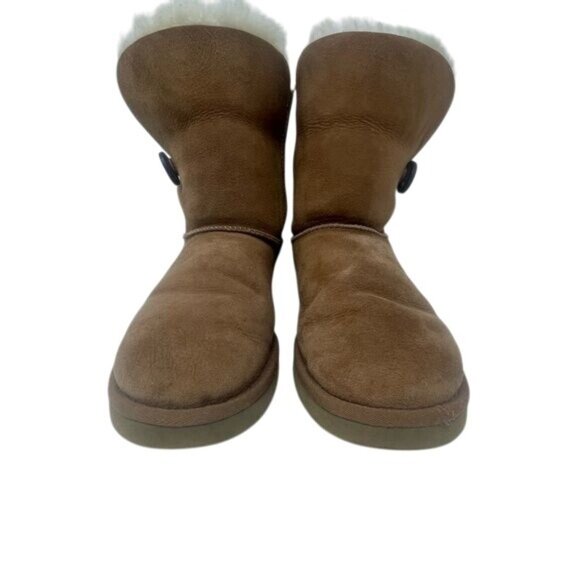 UGG Women’s Bailey Button, Women’s US 9, chestnut color, very good condition - Picture 5 of 13
